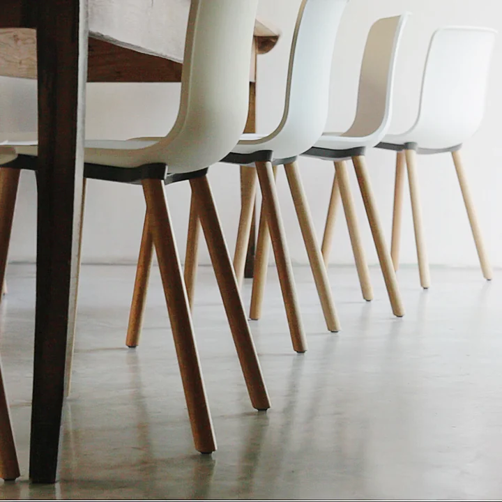 Hal Wood Stuhl von Vitra aus heller Eiche und mit weisser Sitzschale