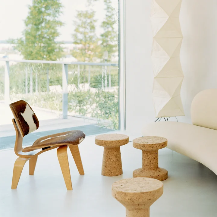 Der Vitra - Hocker - Cork Family und der Plywood Stuhl in Kombination
