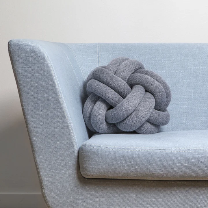 Knot Kissen auf dem Nest Sofa