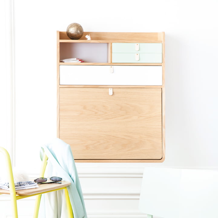 Formschöner Wandschrank und hilfreicher Diener