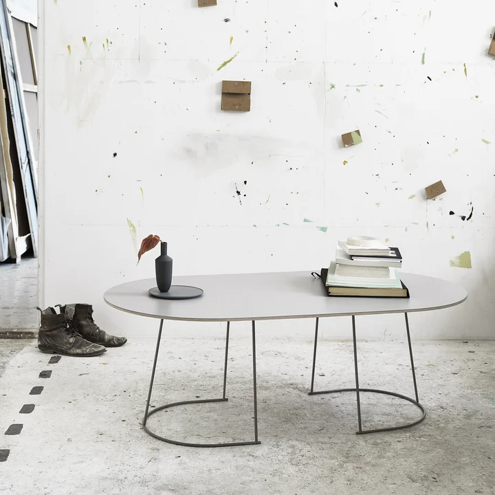 Der Airy Couchtisch, gross in grau von Muuto