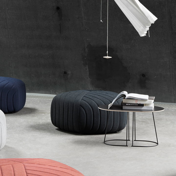 Der Muuto - Airy Couchtisch, klein, schwarz mit Five Pouf Hocker