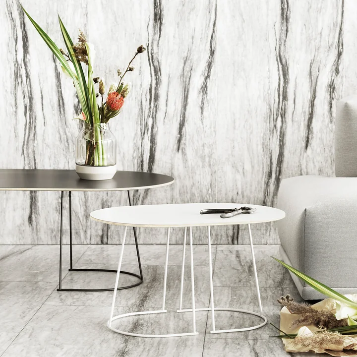 Der Airy Couchtisch, klein, weiss unf gross, schwarz von Muuto