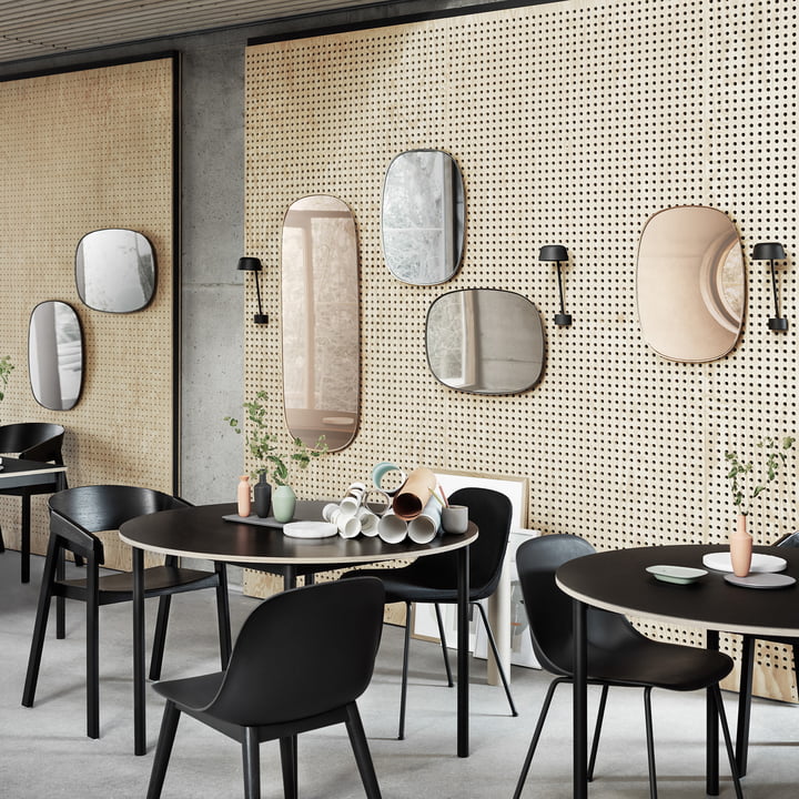 Der Framed Mirror von Muuto in gross und klein mit der Lean Wandleuchte