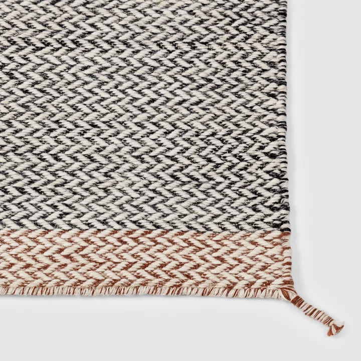 Der Ply Rug Teppich in schwarz-weiss von Muuto