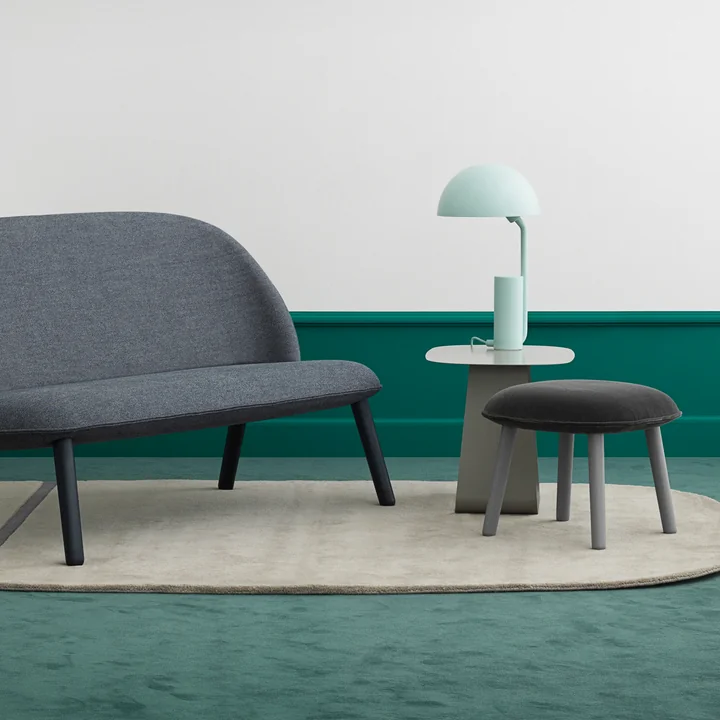 Ace Hocker und Sofa mit Cap Tischleuchte