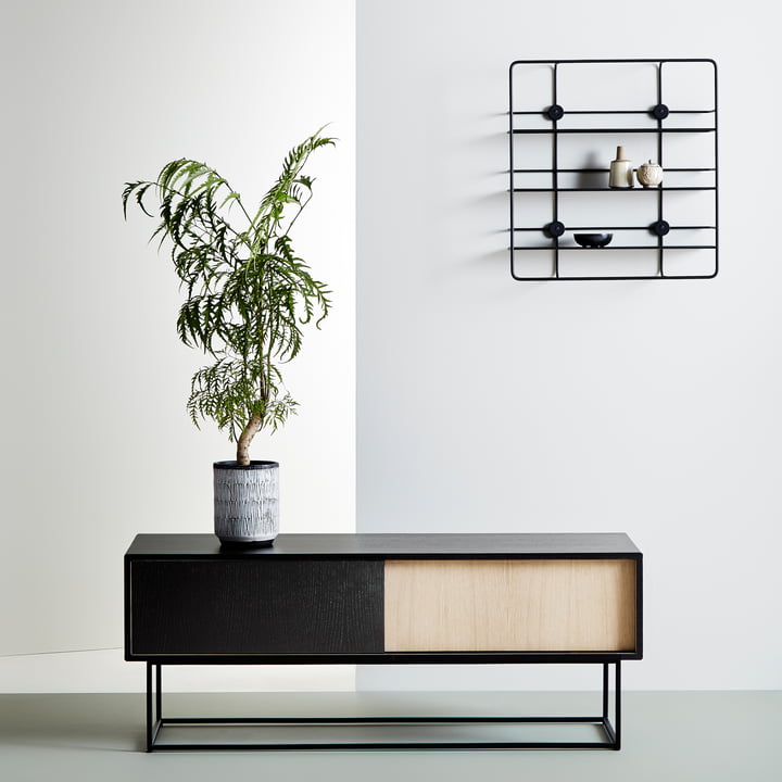 Virka Sideboard Low und Stedge Wandregal von Woud