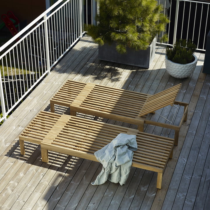 Die Riviera Liegen von Skagerak auf einem Holz-Balkon