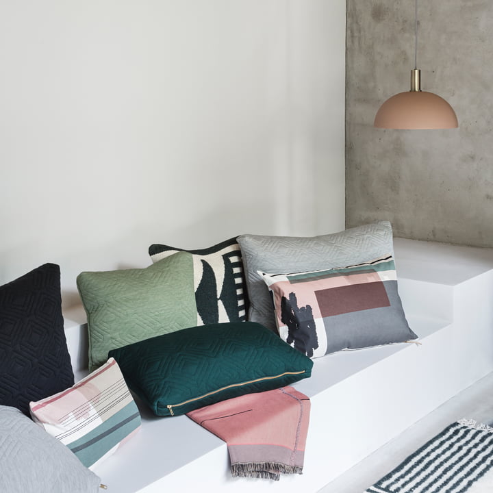 Colour Block Kissen und Tagesdecke von ferm Living mit Dome Shade