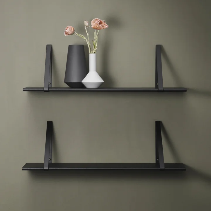 Sculpt Vasen auf Shelf Hangers Regalsystem von Ferm Living