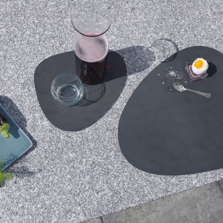 Graues Table Mat von Lind DNA in Klein und Gross
