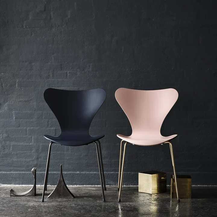 Serie 7 Stuhl von Fritz Hansen in Schwarz und Rosa