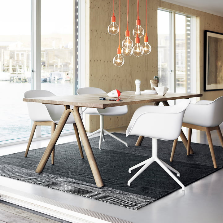 Esszimmer mit Split Table, Fiber Chair und der Leuchte E27 von Muuto