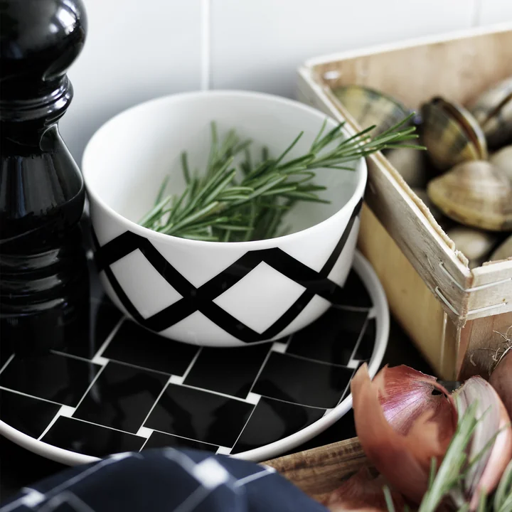 Oiva Spaljé Schale und Oiva Basket Teller in einer Küche