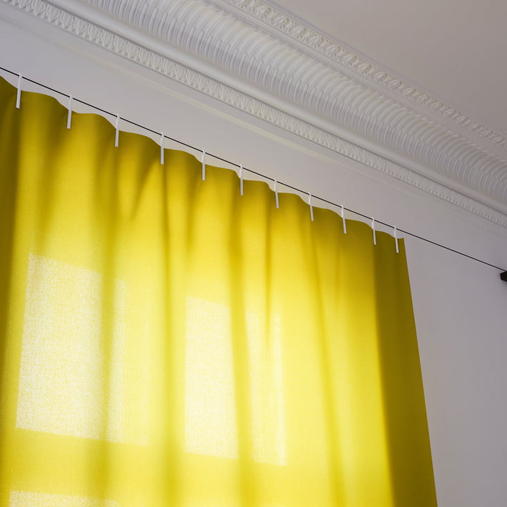 Detailansicht des gelben Ready Made Curtain Vorhangs von Kvadrat