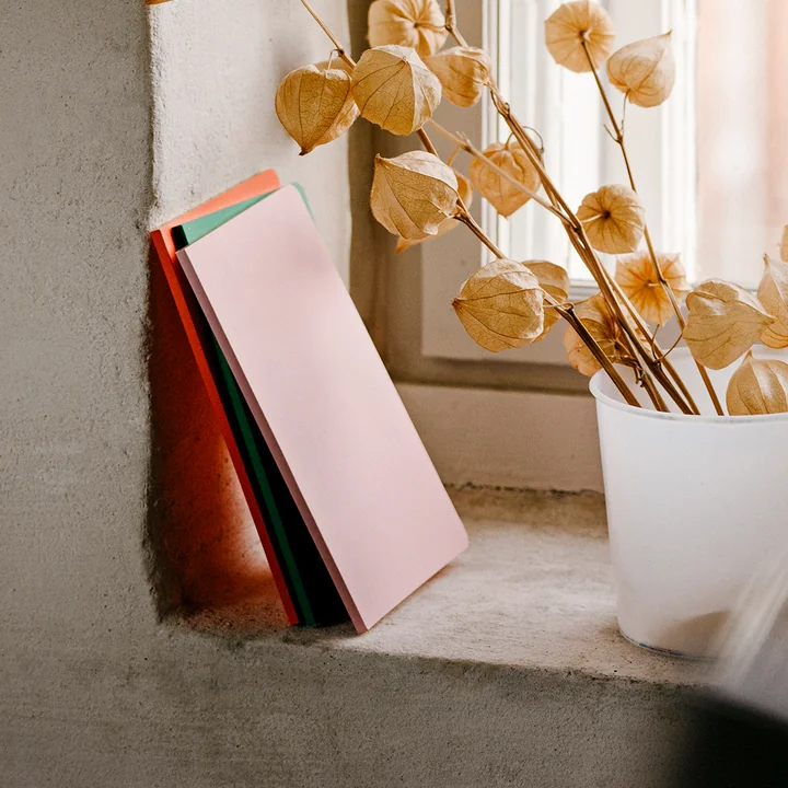 Edge Notizbücher von HAY in der Fensterbank