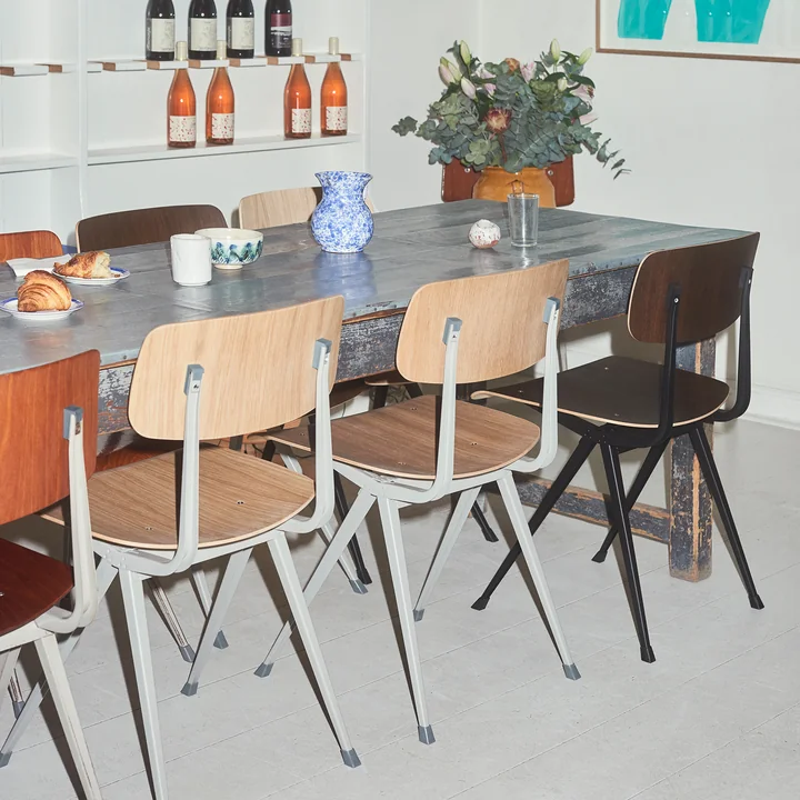 Result Stuhl von HAY am Esstisch