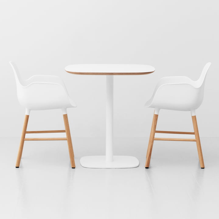 Form Bistrotisch 70 x 70 x 74,5 cm von Normann Copenhagen in Weiss mit Eichenrahmen