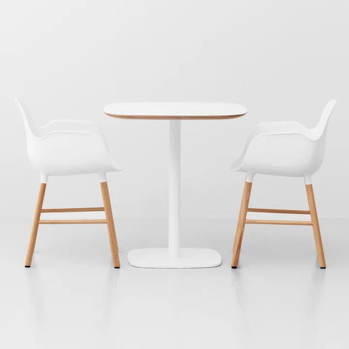 Form Bistrotisch 70 x 70 x 74,5 cm von Normann Copenhagen in Weiss mit Eichenrahmen