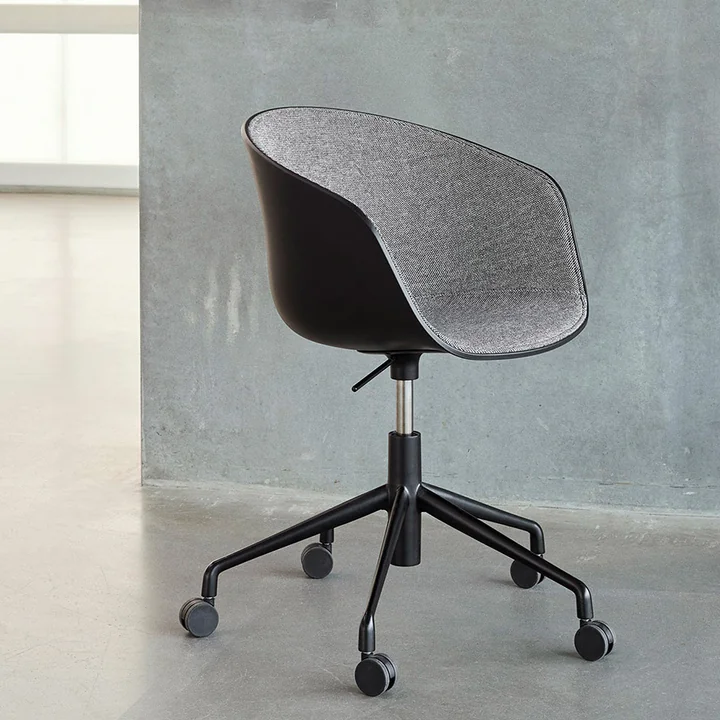 Der HAY - About A Chair AAC 52 mit Gaslift, Schwarz mit Hallingdal 166 Polsterung