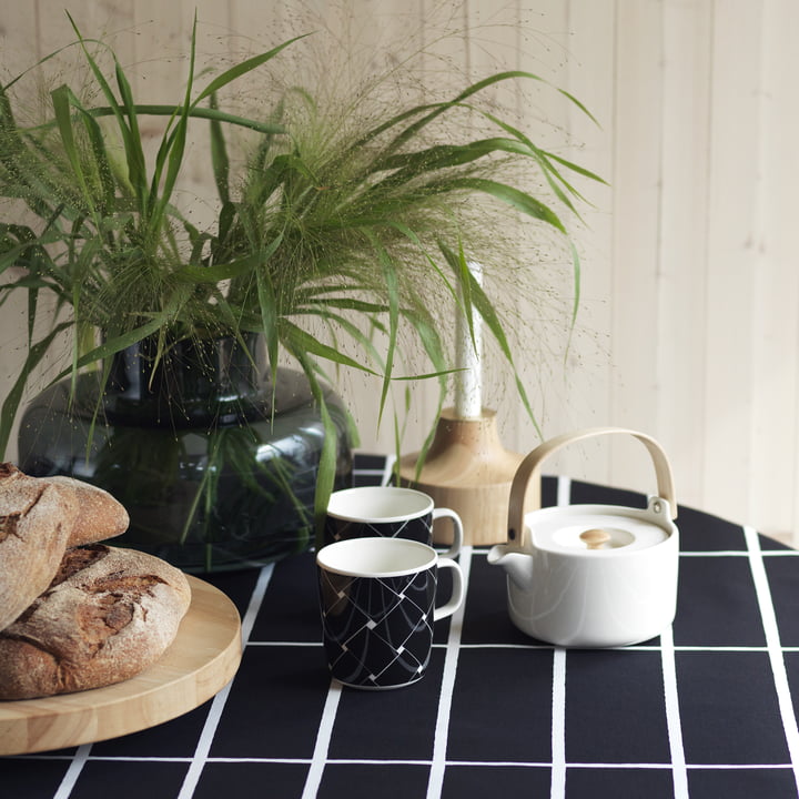 Urna Vase, Oiva Basket Becher, Oiva Teekanne und Stämpel Kerzenhalter von Marimekko