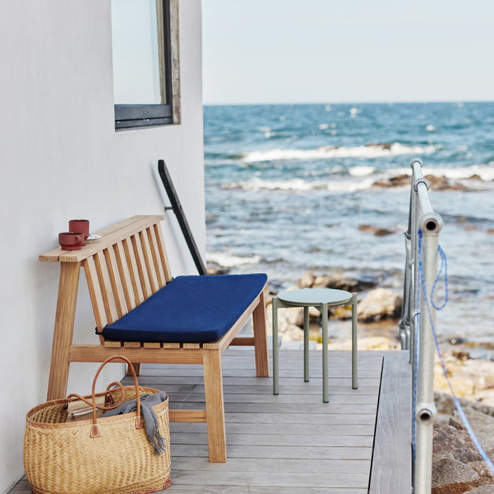 Die Skagerak - Plank Bank 144 cm, Teak mit Auflage in marine auf der Terrasse