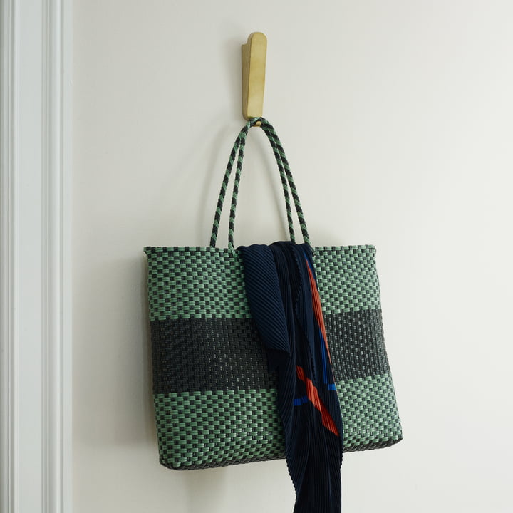 Der Skagerak - Reflect Wandhaken Double in Eiche / Messing mit angehängter Tasche