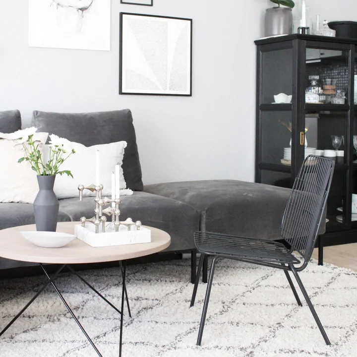 Wohnzimmer in dunkelgrau und weiss bei Carla Sofie Molge von Molge Decor