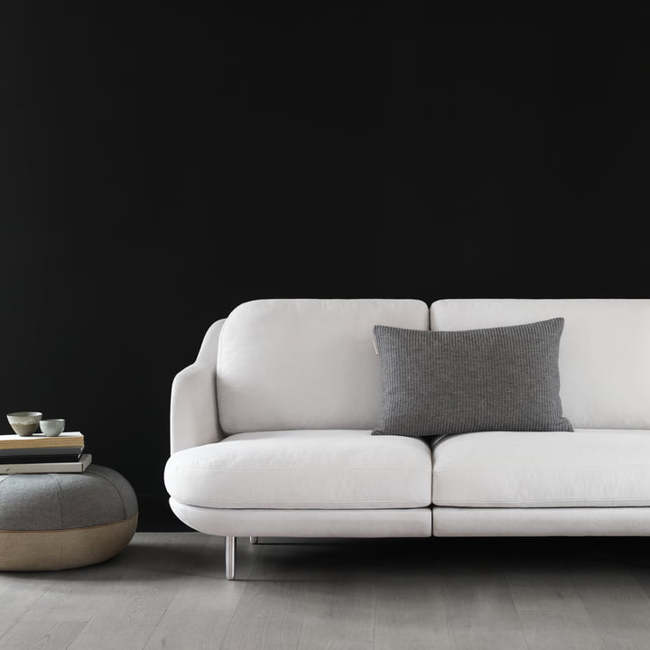 Der Fritz Hansen - Pouf by Cecilie Manz neben dem Sofa platziert