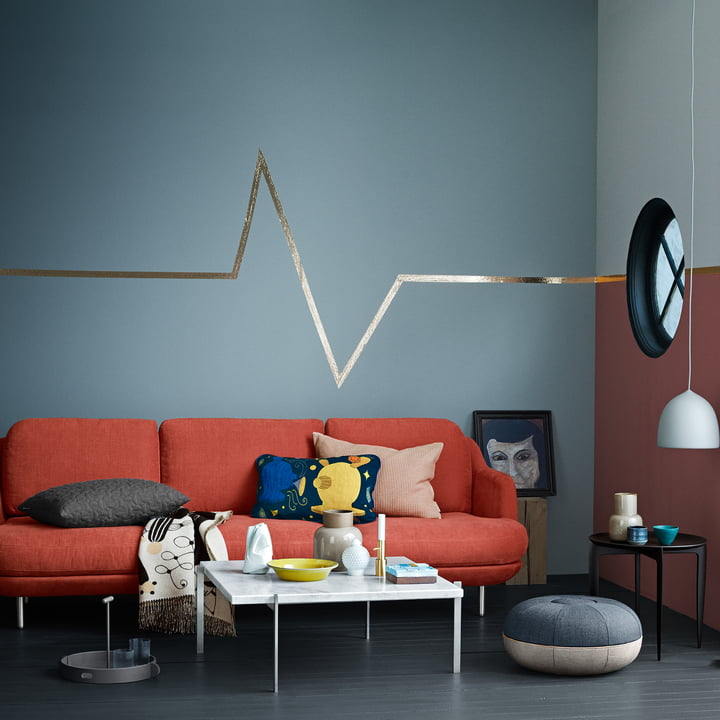 Der Fritz Hansen - Pouf by Cecilie Manz und das Lune Sofa  im Wohnbereich