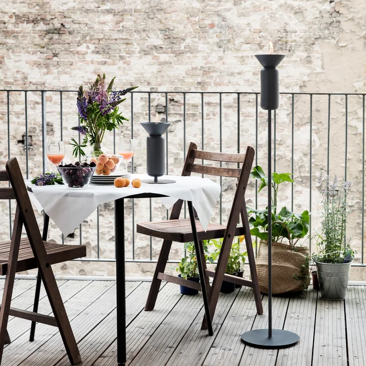 Die Northern - Poppy Tisch-Öllampe auf der Terrasse
