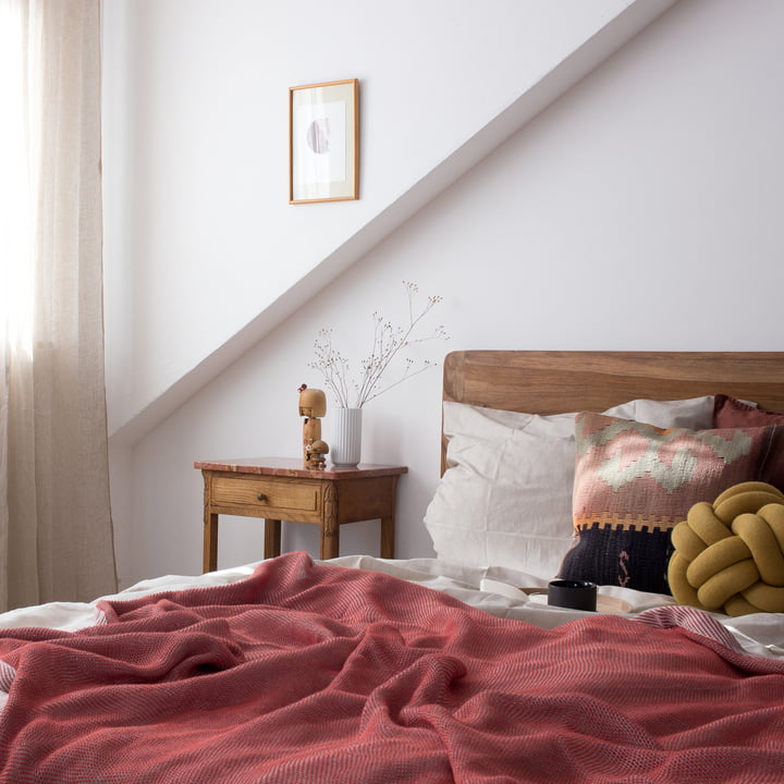 Schlafzimmer-Deko in Rot- und Erdtönen