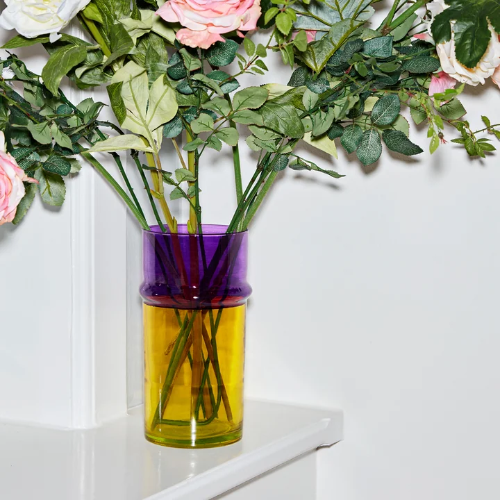 Die HAY - Marokkanische Vase L, gelb mit Blumenstrauss