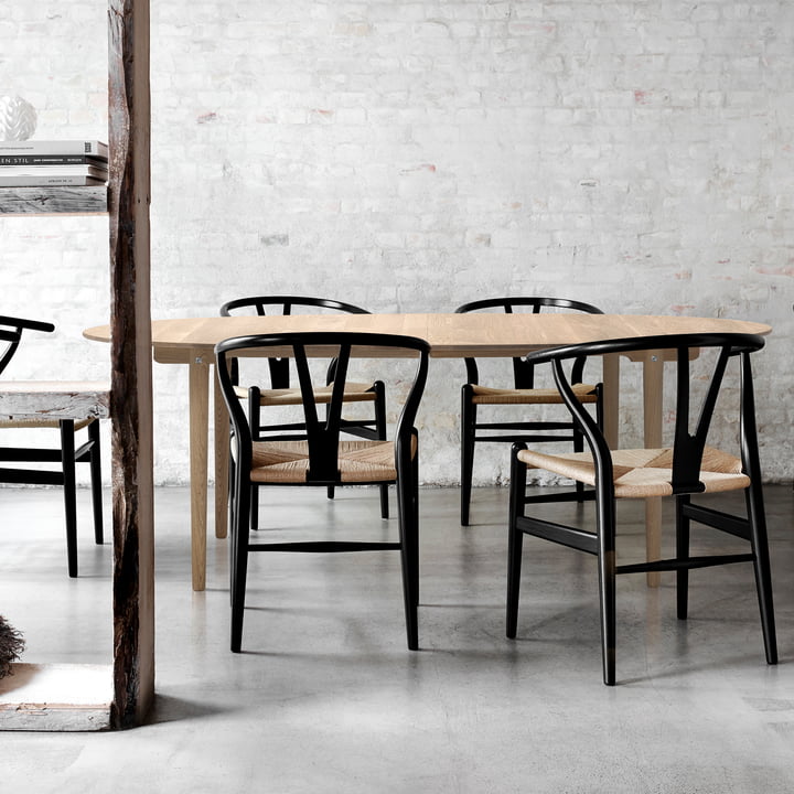 Carl Hansen - CH338 ausziehbarer Esstisch, 200 x 115 cm in eiche geseift mit CH24 Wishbone Chair