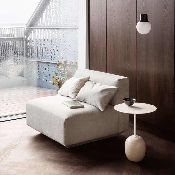 Lato Beistelltisch, Develius Sofa und Mass Light NA5 Pendelleuchte von &Tradition