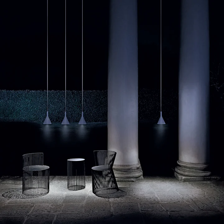 Die Foscarini - Aplomb LED Aussenleuchte in Reihe gehängt