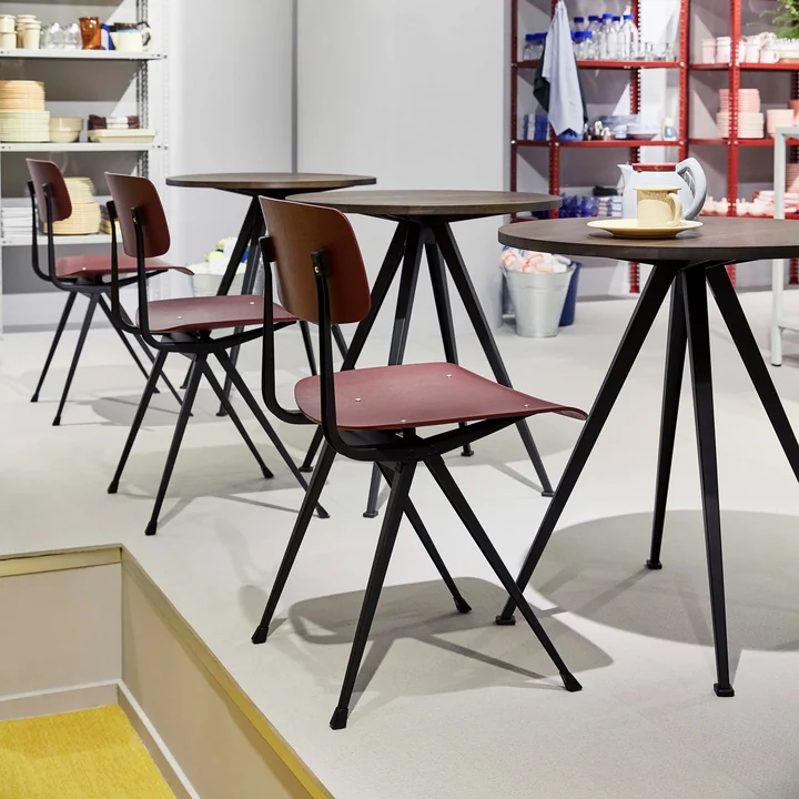 Der HAY - Pyramid Bistrotisch 21, 70 x 70 cm, Eiche geräuchert / schwarz im Ambiente arrangiert