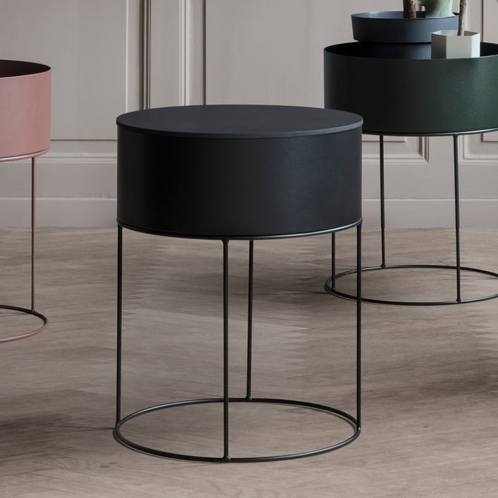 Die ferm Living - Plant Box rund in schwarz, dunkelgrün und rosa in Kombination