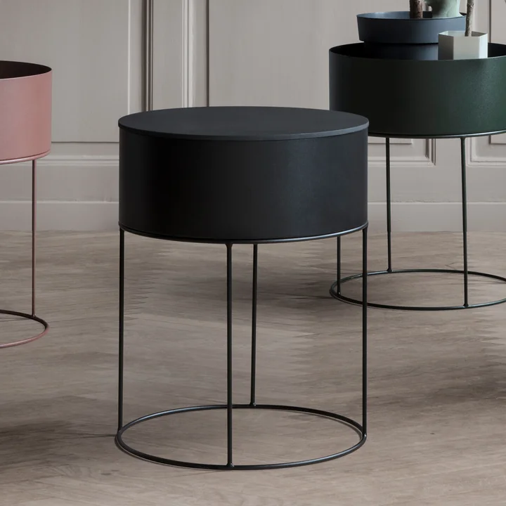 Die Ferm Living - Plant Box rund in schwarz, dunkelgrün und rosa in Kombination