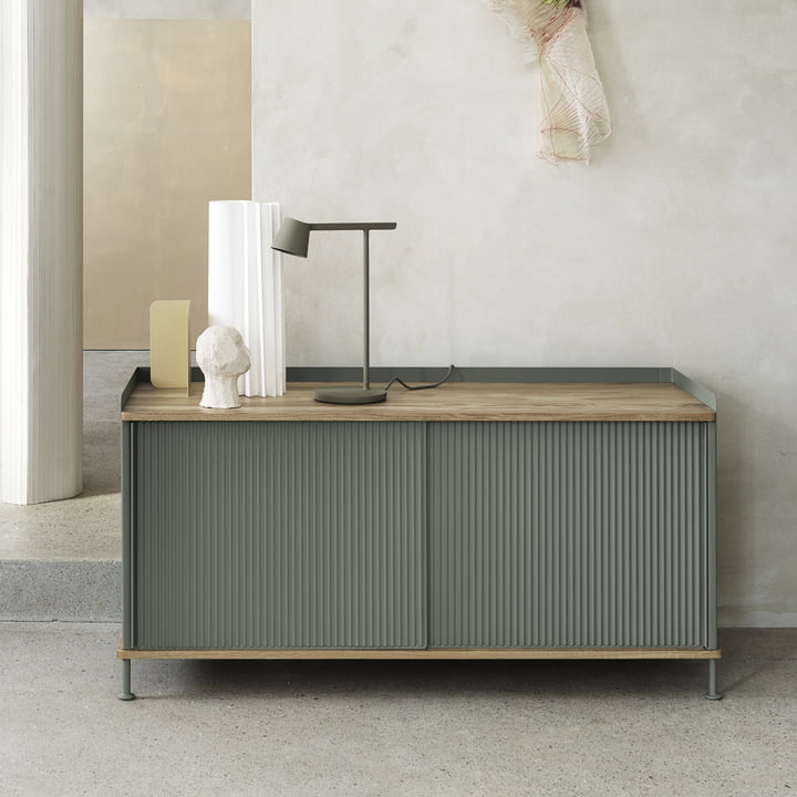 Enfold Sideboard niedrig von Muuto in Eiche / Dusty Grün