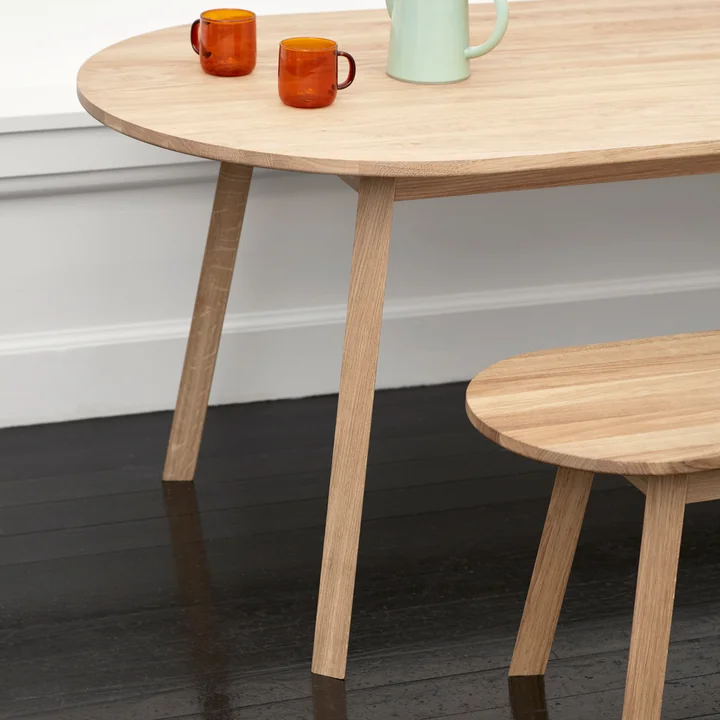 Triangle Leg Esstisch und Bank von HAY