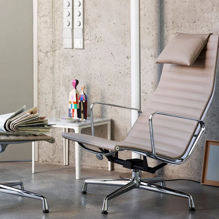 Der Vitra - Plate Table neben dem EA Sessel