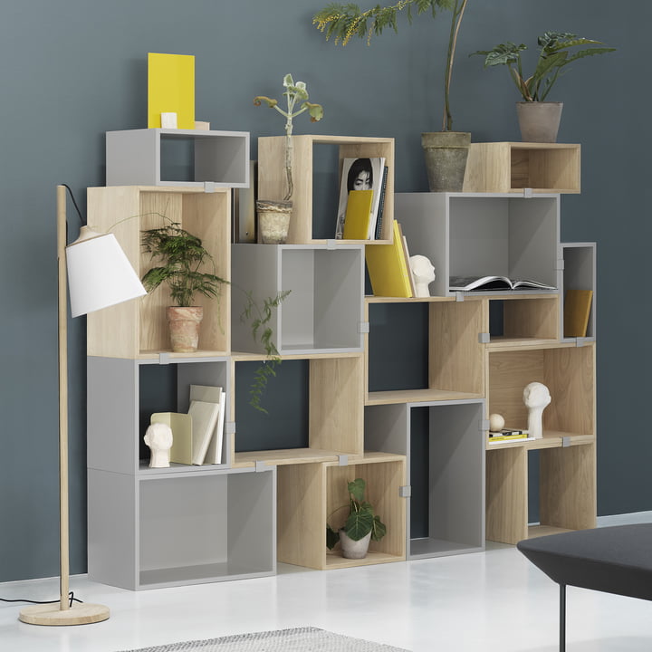 Stacked Regalsystem 2.0 von Muuto in Eiche und hellgrau