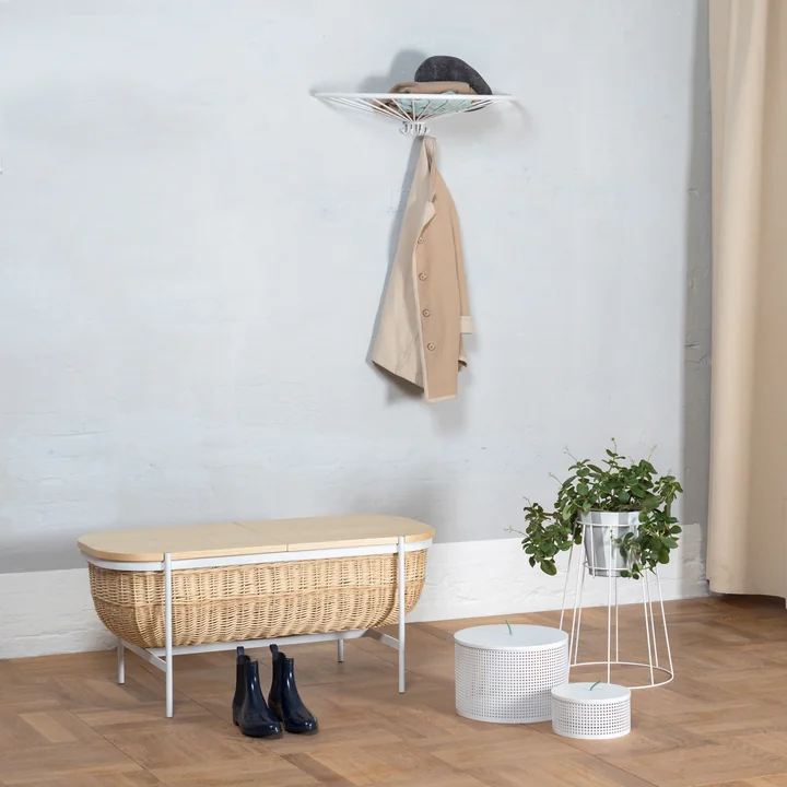 Die OK Design - Willow Bank, weiss mit Cibele Blumenständer und Pinna Ablage