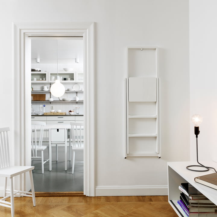 Die Design House Stockholm - Step Klappleiter in weiss an der Wand