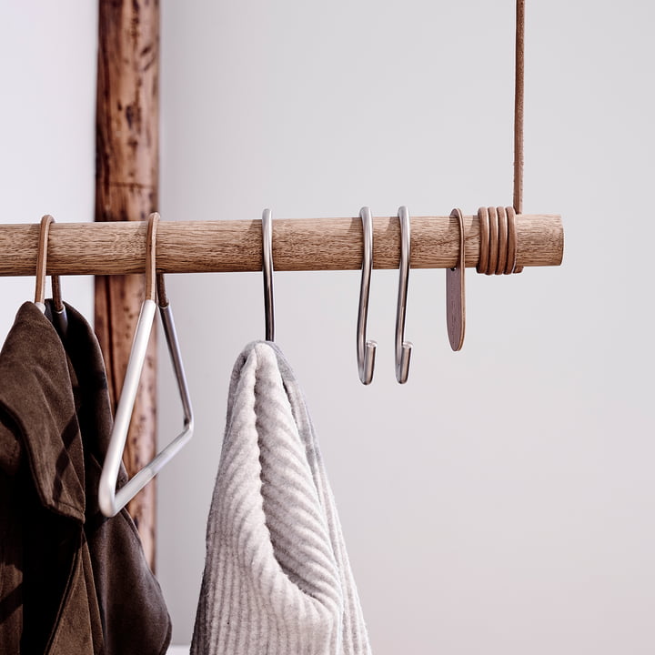 Die LindDNA - Wall Swing Wandgarderobe in Eiche natur / Leder natur mit Kleiderbügeln