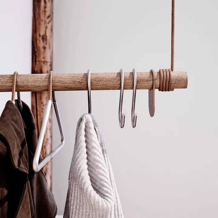 Die Lind DNA - Wall Swing Wandgarderobe in Eiche natur / Leder natur mit Kleiderbügeln