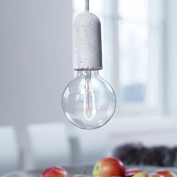 Das NUD Collection - LED-Leuchtmittel U-Globe, Ø 95 mm, E27 / 2.7 W, klar mit Beton-Basis