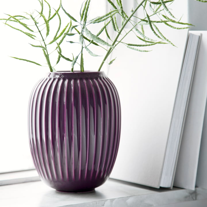 Hammershøi Vase, H 25 cm / pflaume von Kähler Design auf der Fensterbank