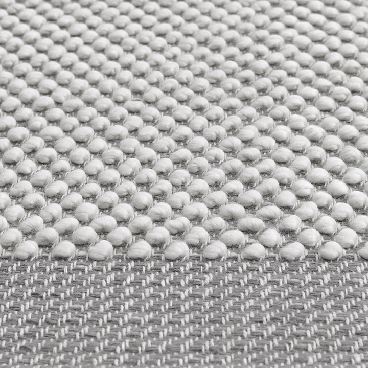 Pebble Teppich von Muuto in hellgrau im Detail